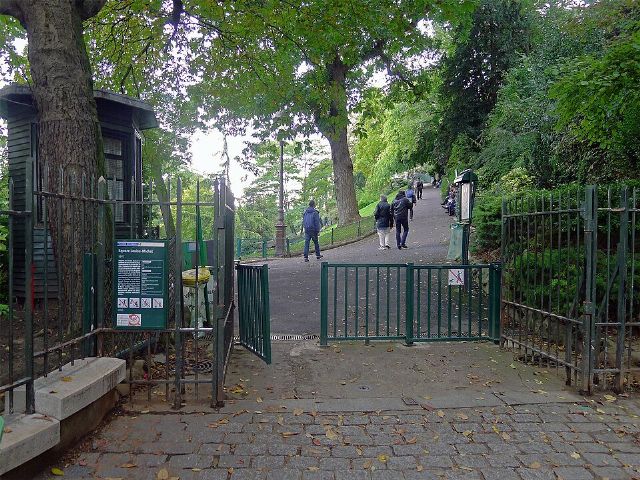 Square Louise-Michel — view 2.