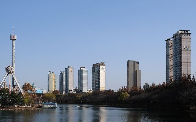 Seokchon Lake Park — view 3.