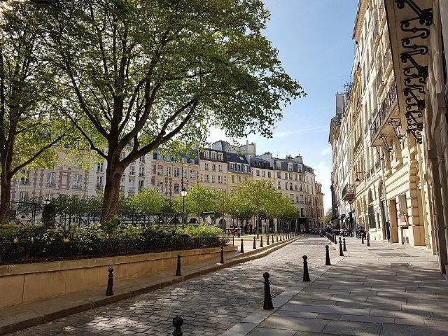 Place Dauphine — view 2.