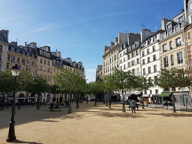 Place Dauphine — view 3.